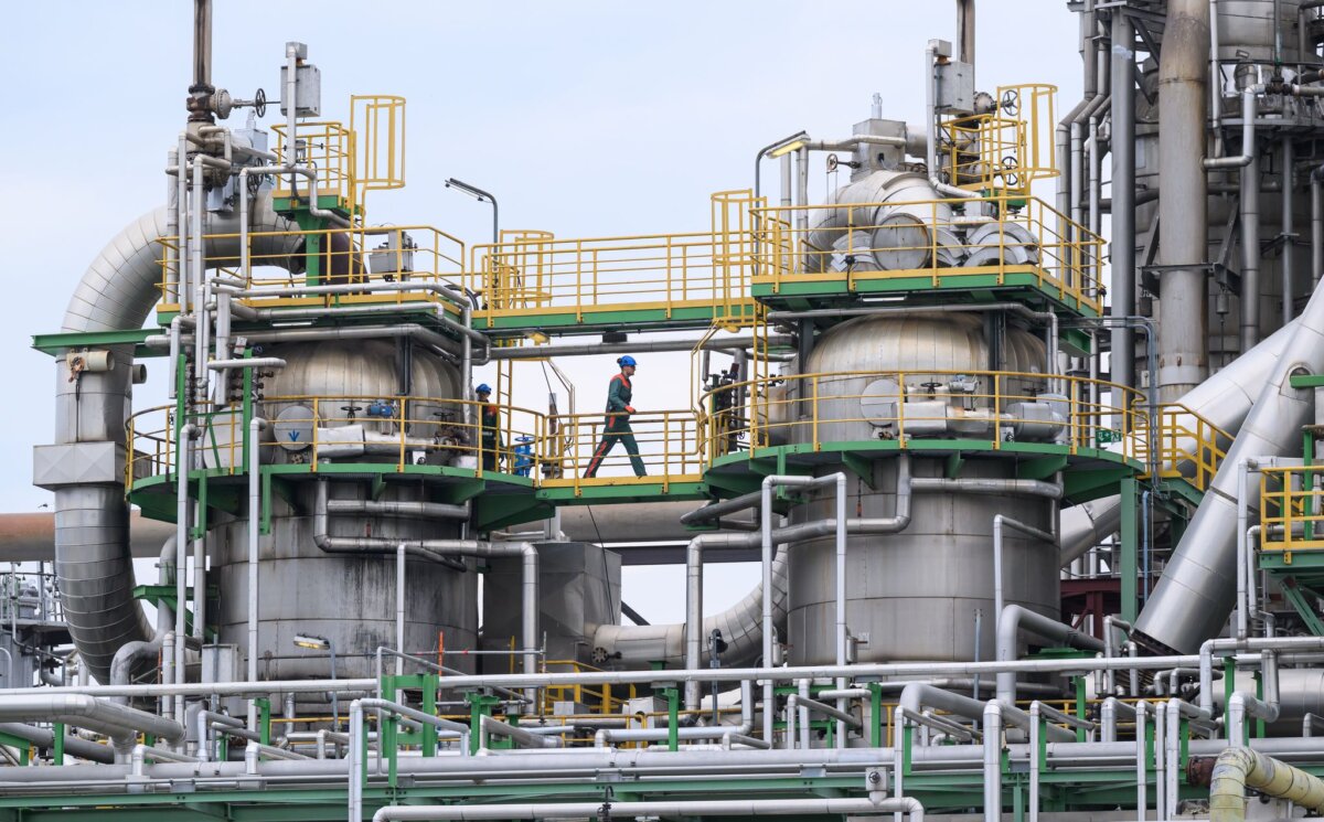 Raffinerie PCK Nach dem Lieferstopp für kasachisches Öl durch die Druschba-Pipeline in Russland sucht der Bund nach Auswegen, um die Auslastung der Raffinerie PCK in Schwedt zu sichern. (Archivbild)
