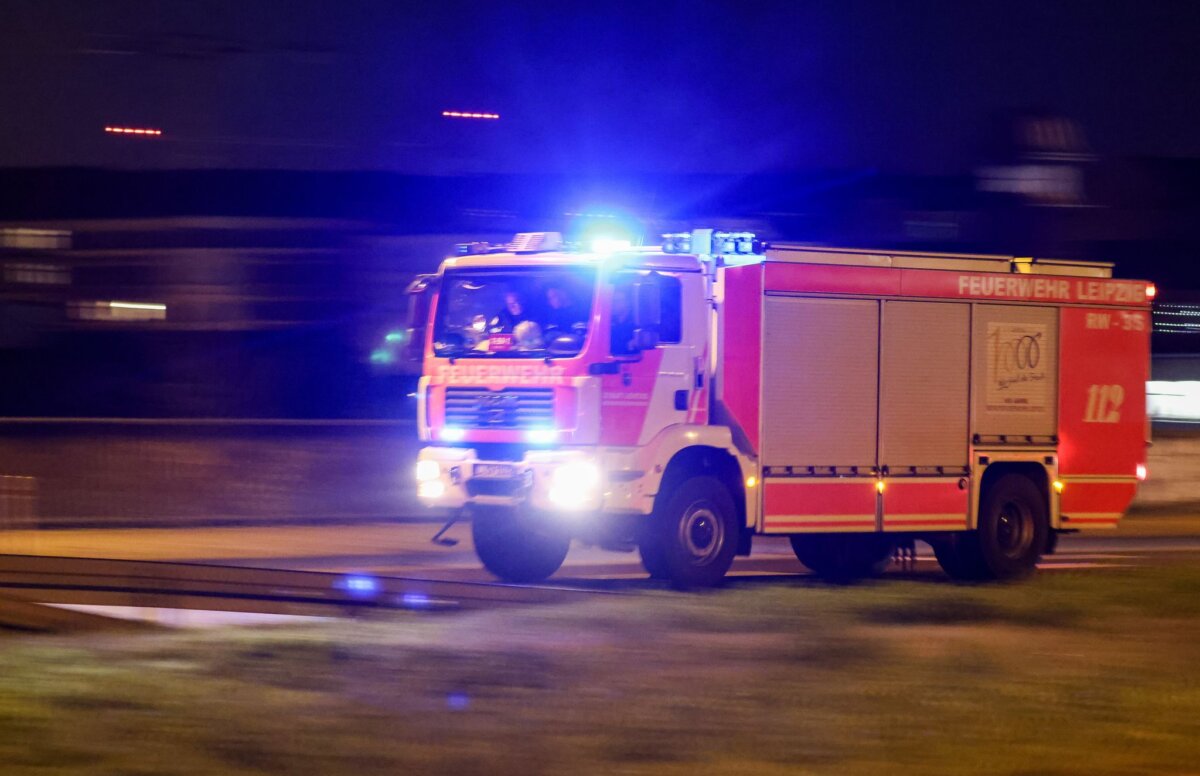 Feuerwehreinsatz In der Nacht werden sechs Autos auf einem Gelände der Telekom in Lichtenberg angezündet. (Symbolbild)