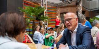 Berlins Regierender Bürgermeister Kai Wegner (CDU) kam beim Tag der offenen Tür im Roten Rathaus mit Besucherinnen und Besuchern ins Gespräch. 