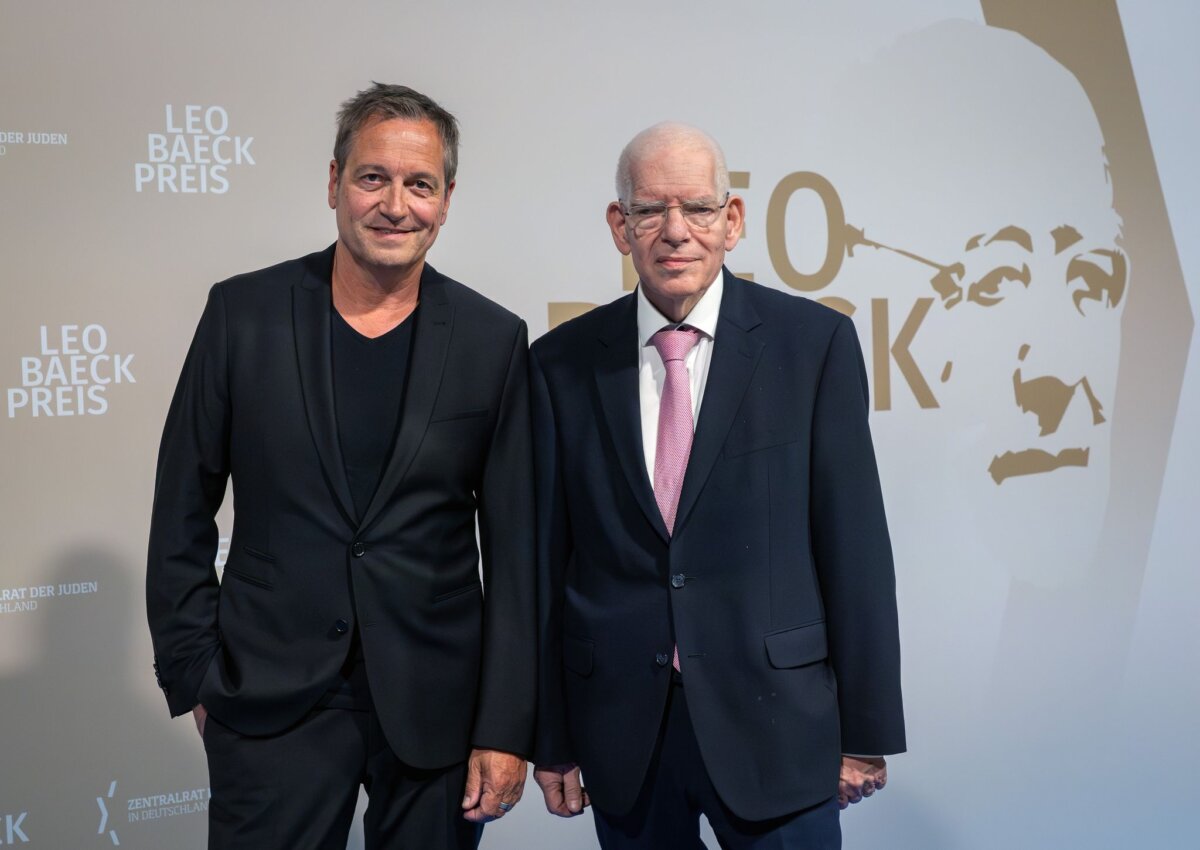 Verleihung des Leo-Baeck-Preises Der Zentralrat der Juden um Präsident Josef Schuster (r) ehrt den Kabarettisten Dieter Nuhr.