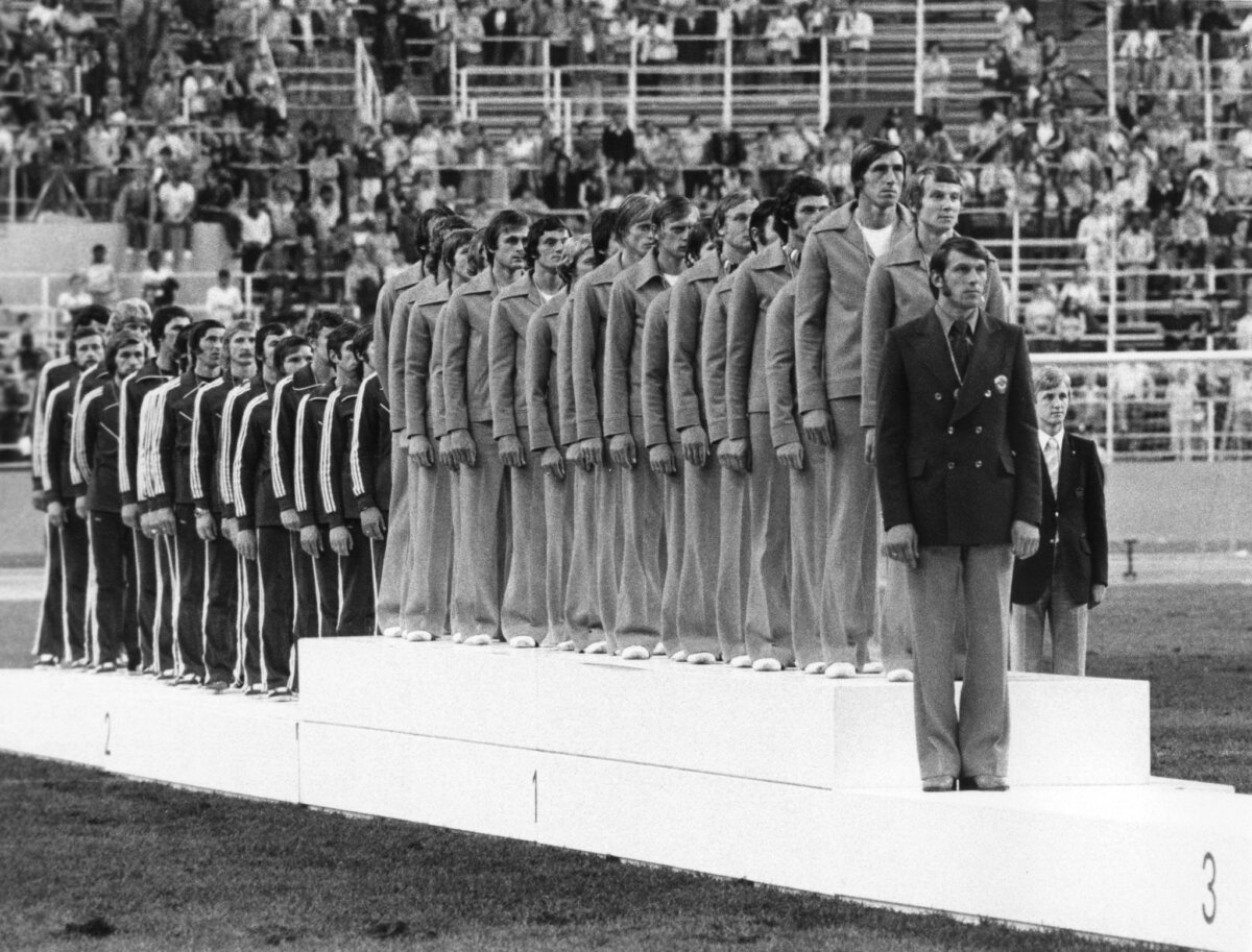 Olympia-Fußball '76 Die Siegerehrung - DDR-Erfolg Während die DDR die Hymne singt, blieb die UDSSR der Zeremonie fern. (Archivbild)