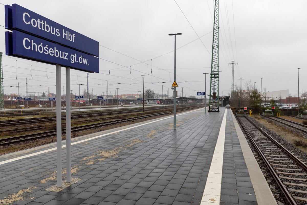 Bomben-Entschärfung in Cottbus stoppt Zugverkehr Ab 12 Uhr soll der Zugverkehr am Cottbuser Hauptbahnhof wegen der Bomben-Entschärfung eingestellt werden. (Archivfoto)