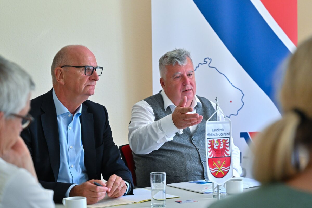 Dietmar Woidke und Gernot Schmidt Der Landrat von Märkisch-Oderland, Gernot Schmidt, verzichtet auf rückwirkende Gebühren für Rettungsfahrten. (Archivbild)