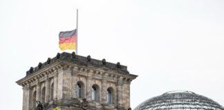Klöckner ordnet Trauerbeflaggung für Bundestag an Die Flaggen wehen auf Halbmast.