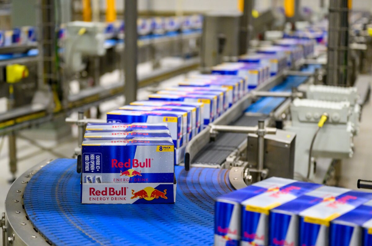 Red Bull und Rauch Fruchtsäfte Deutschland GmbH Die Transportbänder im Werk im brandenburgischen Baruth/Mark laufen rund um die Uhr.
