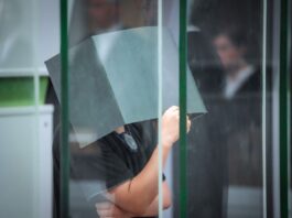 Bewusstlose Frauen missbraucht – fünf Jahre Haft Der Angeklagte hält sich zum Beginn des Prozesstages einen Aktenordner vors Gesicht.