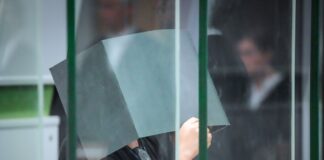 Bewusstlose Frauen missbraucht – fünf Jahre Haft Der Angeklagte hält sich zum Beginn des Prozesstages einen Aktenordner vors Gesicht.