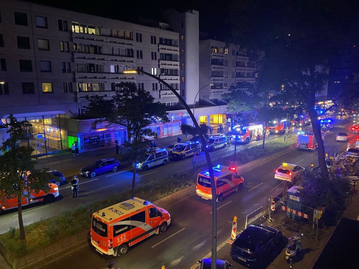 Verpuffung durch Gasgrill auf Balkon Einsatzkräfte von Polizei und Feuerwehr sind nach einer Verpuffung durch einen Gasgrill in Berlin-Schöneberg im Einsatz.