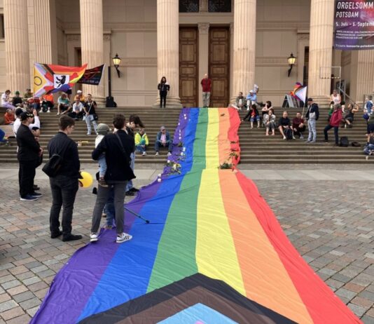 Hunderte in Potsdam bei Gedenken nach CSD-Anschlag In Potsdam gedachten mehrere hundert Menschen der Opfer des Anschlags in Berlin.