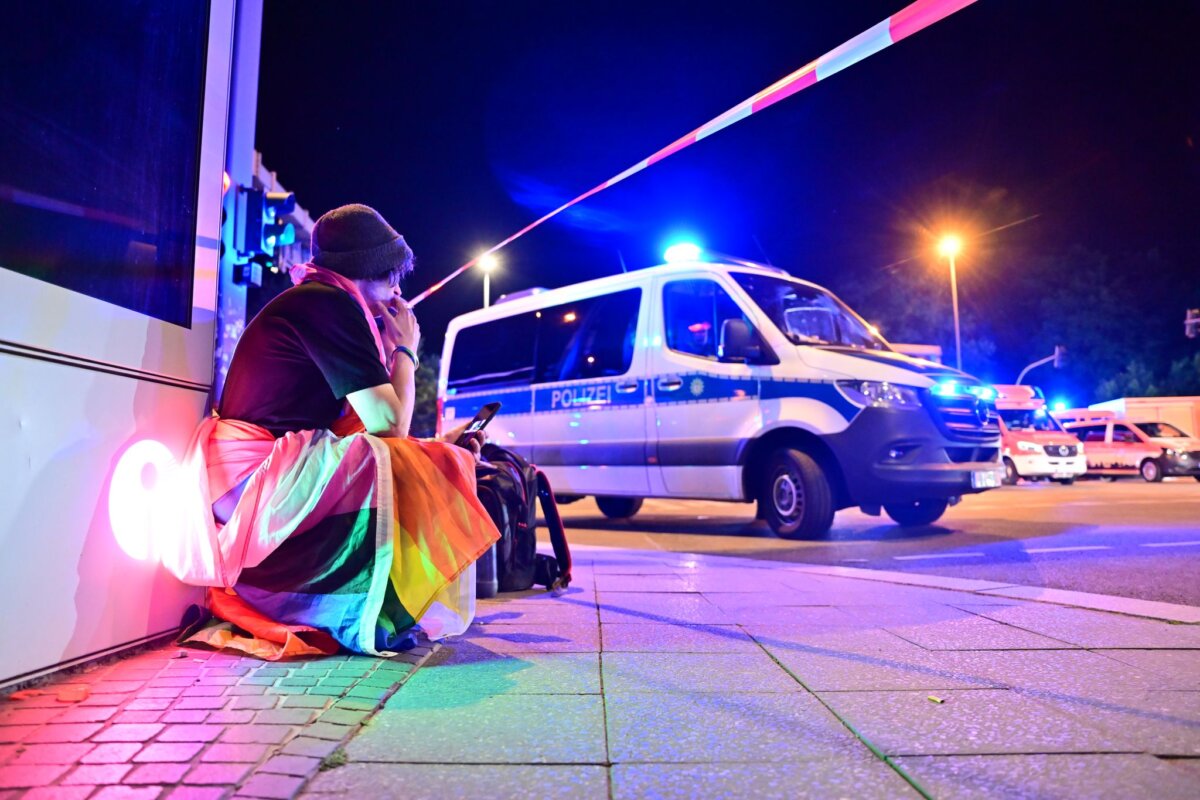 Auto rast in Menschenmenge - CSD in Berlin abgebrochen Trauer beim Christopher Street Day in Berlin.