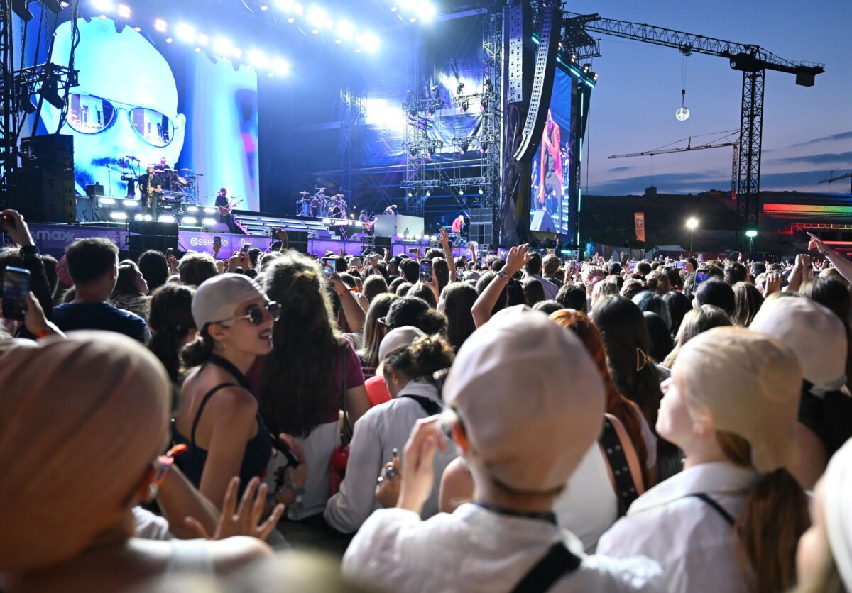 Lollapalooza Festival Berlin - Tag 1 Mit Sonnenbrille, weißem Hemd und Fake-Glatzen aus Latex feierten Tausende Fans den Auftritt