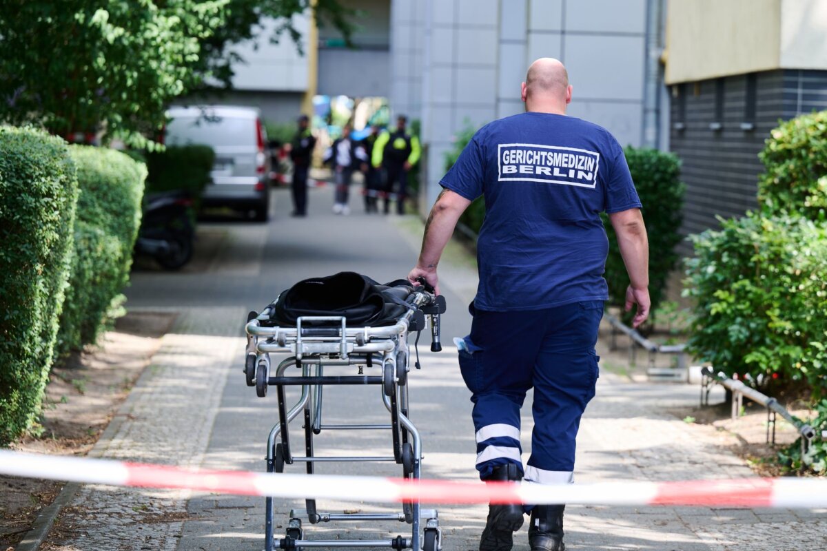 Totes Baby in Lichterfelde entdeckt Die Mordkommission und Kriminaltechnik waren vor Ort und ermitteln zu dem Tod des Kindes.