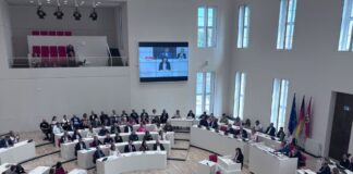 Forschungsministerin sieht Wissenschaft zunehmend bedroht Bundesforschungsministerin Dorothee Bär (CSU) will die Freiheit der Wissenschaft vor Bedrohungen bewahren - das machte sie bei einer Veranstaltung in Potsdam deutlich.