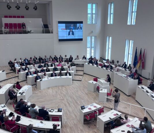 Forschungsministerin sieht Wissenschaft zunehmend bedroht Bundesforschungsministerin Dorothee Bär (CSU) will die Freiheit der Wissenschaft vor Bedrohungen bewahren - das machte sie bei einer Veranstaltung in Potsdam deutlich.