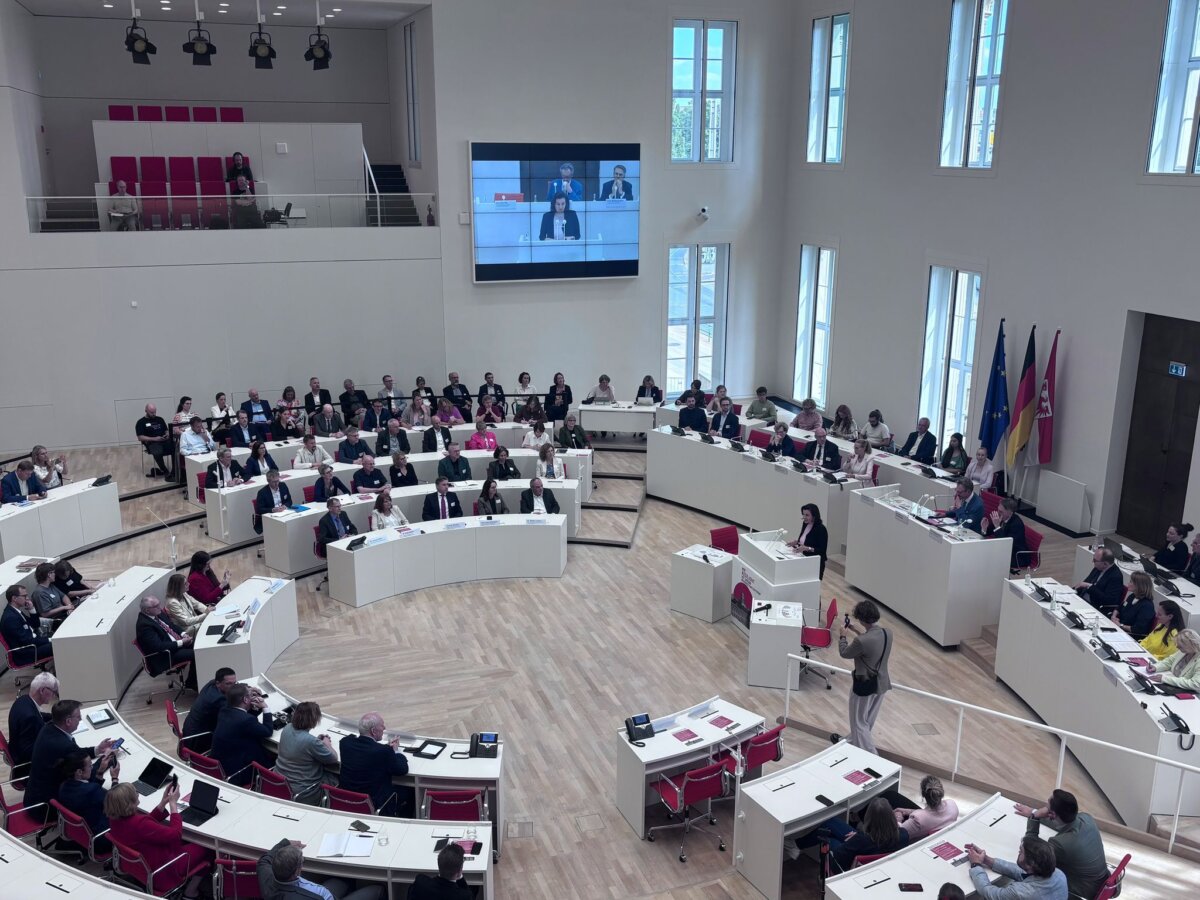 Forschungsministerin Bär spricht zu Resilienz in Potsdam Bundesforschungsministerin Dorothee Bär (CSU) will die Freiheit der Wissenschaft vor Bedrohungen bewahren - das machte sie bei einer Veranstaltung in Potsdam deutlich.