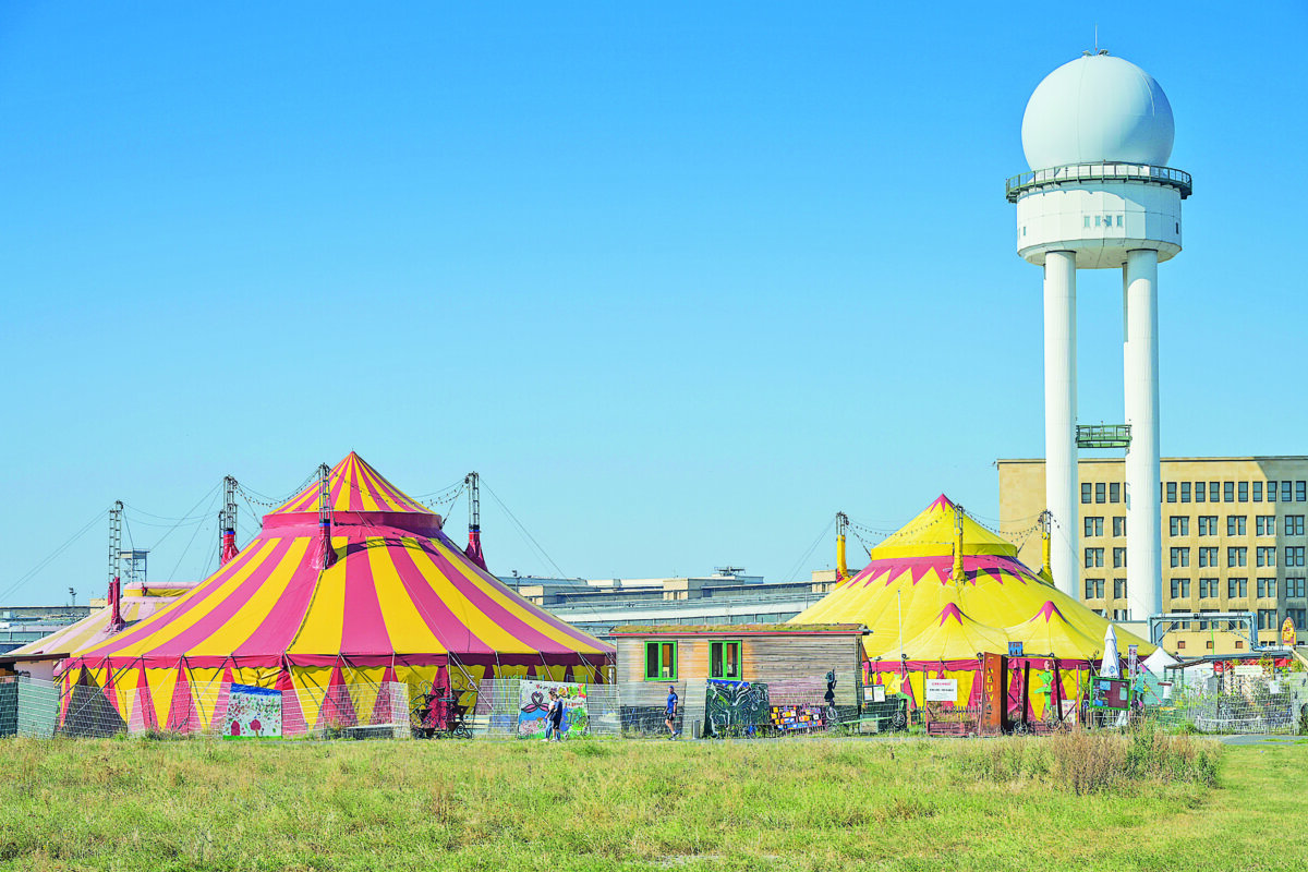 Zirkus für die Kleinen: das Cabuwazi-Zelt auf dem Tempelhofer Feld. Bild: Imago/Schöning Zirkus für die Kleinen: das Cabuwazi-Zelt auf dem Tempelhofer Feld. Bild: Imago/Schöning