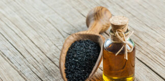 Wie Naturprodukte unser Wohlbefinden steigern Ein Klassiker unter den vielseitigen Naturölen ist Schwarzkümmelöl. Bild: iStock / Getty Images Plus / mescioglu