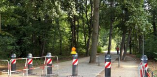 CSD-Anschlag: Polizei stellt nahe dem Tatort Poller auf Im Tiergarten in der Mitte Berlins wurden die Sicherheitsvorkehrungen erhöht.