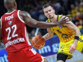 Alba Berlin verlängert mit Hermannsson um drei Jahre Martin Hermannsson (r) verlängerte um drei Jahre bei Alba. (Archivbild)