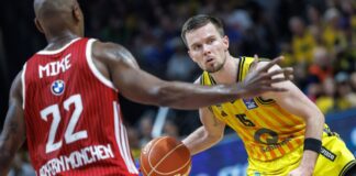 Alba Berlin verlängert mit Hermannsson um drei Jahre Martin Hermannsson (r) verlängerte um drei Jahre bei Alba. (Archivbild)