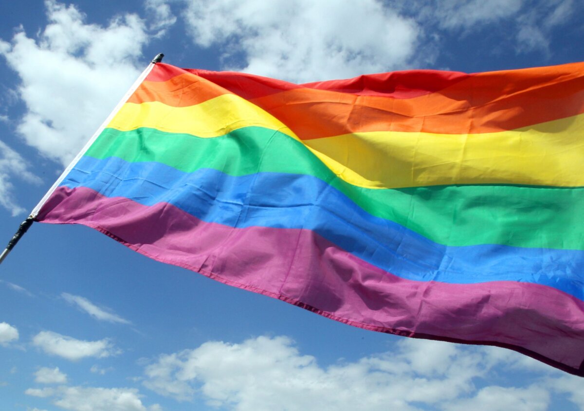 Regenbogenfahne Viele queere Menschen in Berlin fühlen sich nicht sicher. (Symbolbild)