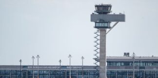 Erster Langstreckenflug nach Kanada startet am BER Am Flughafen BER startet diesen Sommer erstmals eine Verbindung nach Montréal in Kanada. (Archivbild)