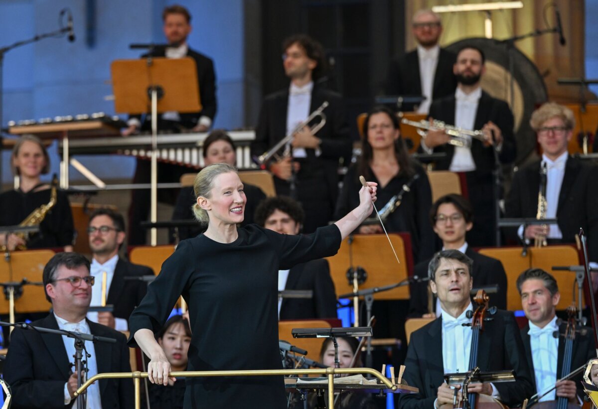 "Classic Open Air" am Gendarmenmarkt Der Abend stand unter der Leitung von Joana Mallwitz.