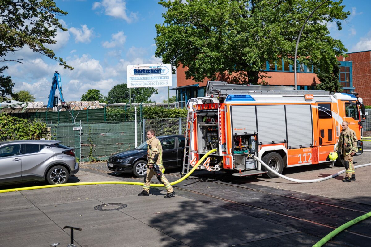 Brand in einem Recyclingbetrieb in Reinickendorf Die Feuerwehr löscht einen Brand in einem Recyclinghof.