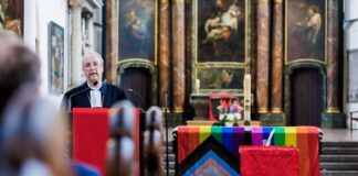«Liebe ist halal» – Gedenken an die Opfer des CSD-Angriffs Der evangelische Bischof Christian Stäblein findet tröstliche Worte.