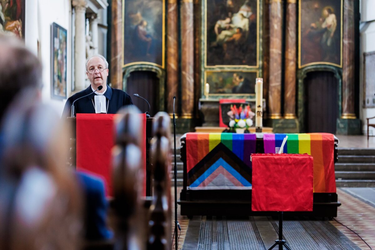 Auto fährt in Menschenmenge - CSD abgebrochen Der evangelische Bischof Christian Stäblein findet tröstliche Worte.
