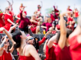 Flashmob in Rot: Kate-Bush-Fans tanzen im Görlitzer Park Egal, ob mit Kleid, Rock oder Hose, alle tragen Rot.