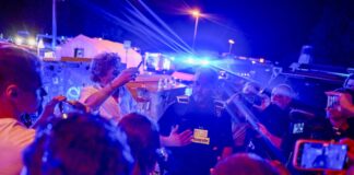 Polizei richtet Hinweisportal ein – Videos und Fotos gefragt Polizeisprecher Florian Nath (M) spricht nach dem Abbruch des Christopher Street Day (CSD) mit Journalisten.