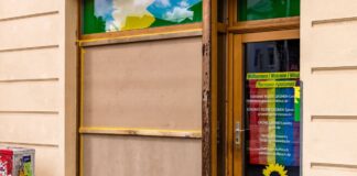 Mutmaßlich rechte Angriffe: Cottbus kommt nicht zur Ruhe Eine Scheibe am Grünen-Büro in Cottbus ist zerstört worden.