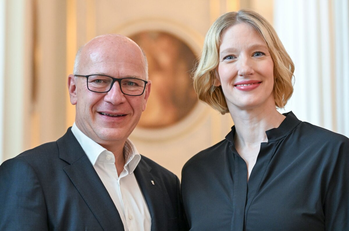 Chefdirigentin Joana Mallwitz und Kai Wegner Chefdirigentin Joana Mallwitz (rechts) verlängert ihren Vertrag am Konzerthaus.