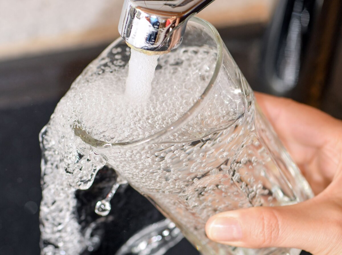 Ein Trinkglas mit Leitungswasser befüllt Wegen nachgewiesener Keimen im Trinkwassernetz sollen die Bürger in Buckow ihr Trinkwasser abkochen. (Symbolbild)