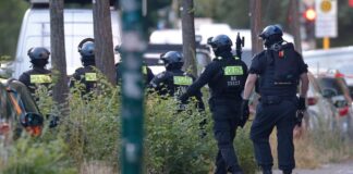 Geiselnahme ohne Schusswaffengebrauch beendet Polizisten sind in der Nähe von einem Supermarkt im Einsatz.