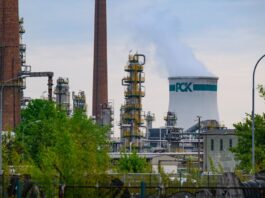 Bund stellt Ausbau der Öl-Pipeline für PCK auf Prüfstand Wie geht es weiter mit der Ölraffinerie PCK in Schwedt im Nordosten Brandenburgs?