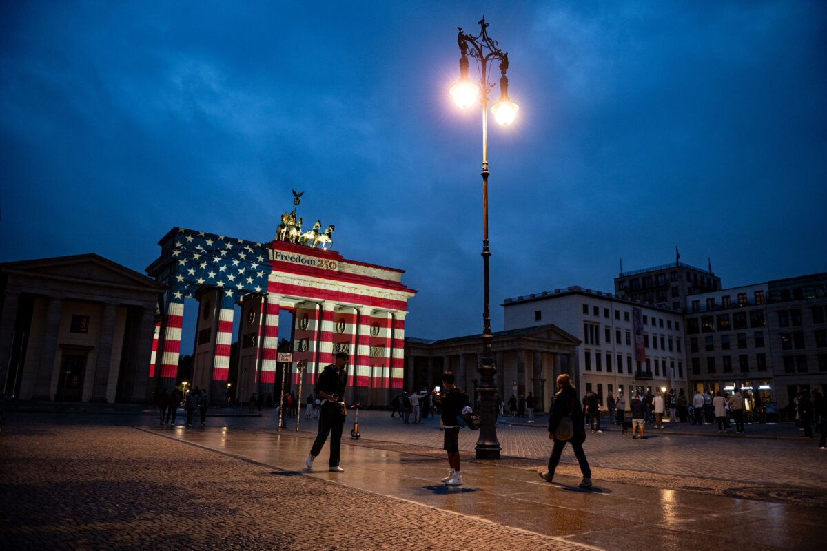 250 Jahre USA - Brandenburger Tor in Berlin Das Brandenburger Tor wird zum 250. Jahrestag der amerikanischen Unabhängigkeit in den Farben der Vereinigten Staaten von Amerika angestrahlt.