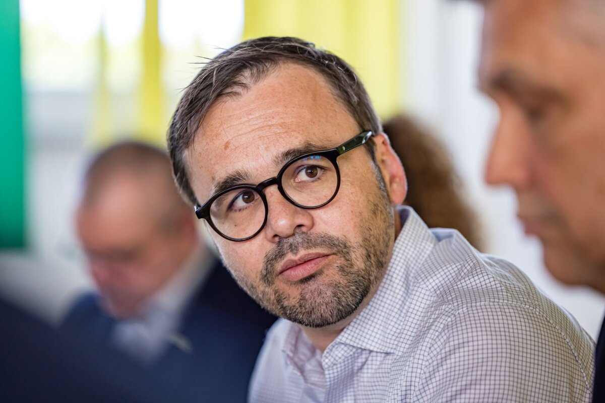 Jan Redmann im Gespräch. Jan Redmann äußerte sich bestürzt über den CSD-Angriff. (Archivbild)