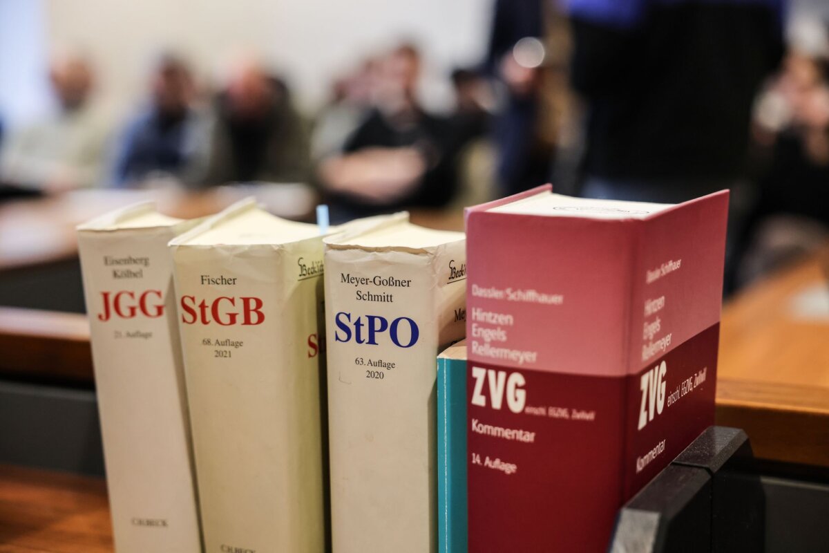 Prozesse - Fachliteratur Braucht es eine Änderung beim Jugendstrafrecht? Nach dem Anschlag am Rande des CSD in Berlin wird darüber diskutiert. (Symbolbild)