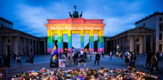 Brandenburger Tor leuchtet in Regenbogenfarben nach Angriff Das Brandenburger Tor erstrahlt in den Regenbogenfarben - als Symbol für Vielfalt und Toleranz.