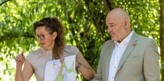 Giftige Raupen: Sorge vor Urlaubsflaute im Spreewald wächst Umweltministerin Hanka Mittelstädt und Verkehrsminister Robert Crumbach informieren betroffene Bürger über die Sperrung einzelner Wasserwege im Unterspreewald.