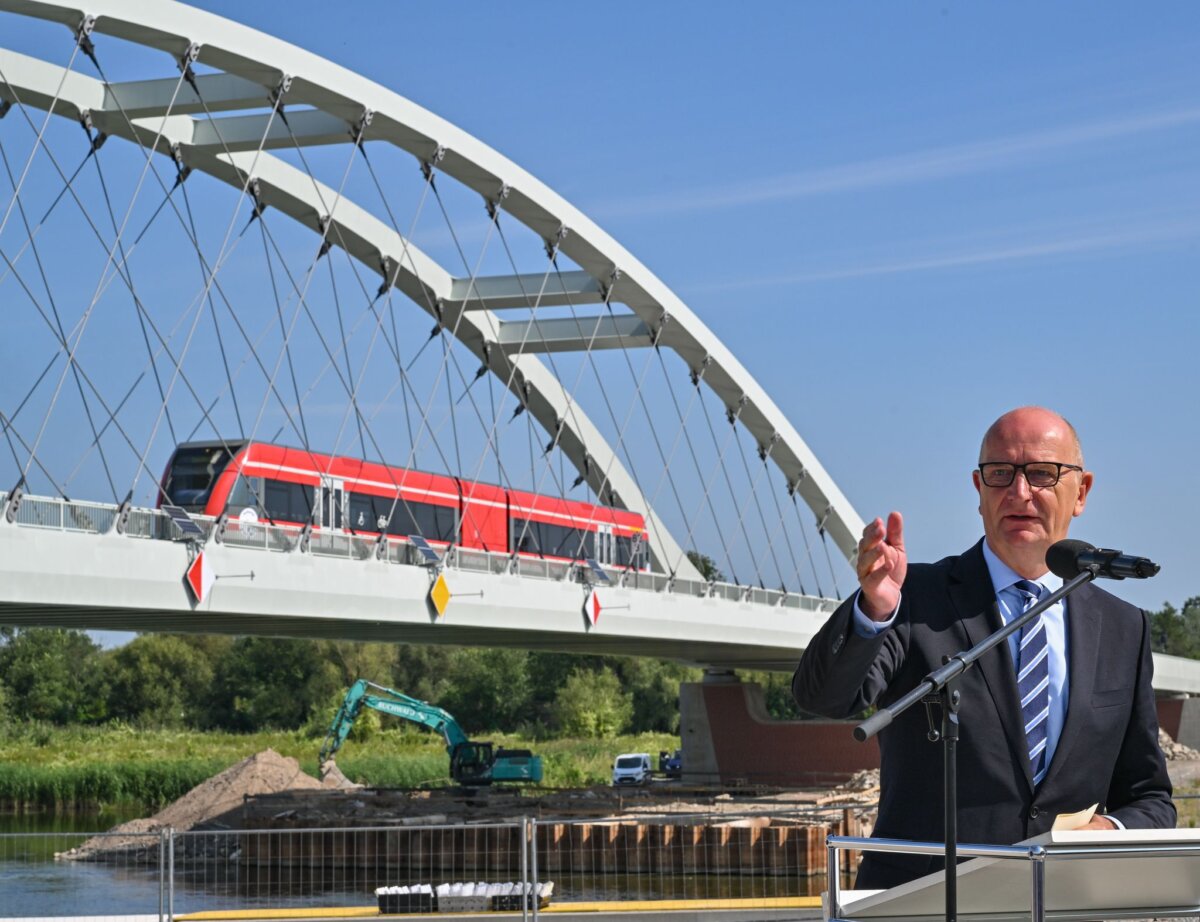 Zugbrücke zwischen Deutschland und Polen Brandenburgs Ministerpräsident Dietmar Woidke (SPD) kritisiert die Bundesregierung wegen des fehlenden Ausbaus der Ostbahn. (Archivbild)