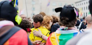Gedenken am Brandenburger Tor: «Hass ist tödlich» Hunderte trauerten und demonstrierten heute nach dem Anschlag in Berlin vor dem Brandenburger Tor.