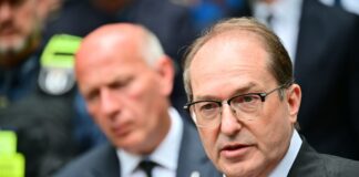 Nach Anschlag bundesweite Fahndung nach Verdächtigem Bundesinnenminister Alexander Dobrindt (CSU, r) machte vor der Presse Angaben zum aktuellen Ermittlungsstand.