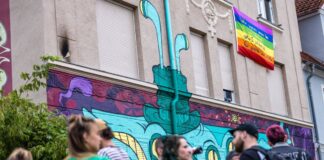 Uni-Präsidentin zu Cottbuser Angriffen: «Macht mich wütend» Nach dem vermutlich rechtsextremen Brandanschlag hatte es eine Mahnwache vor dem Wohnprojekt gegeben. (Archivbild)