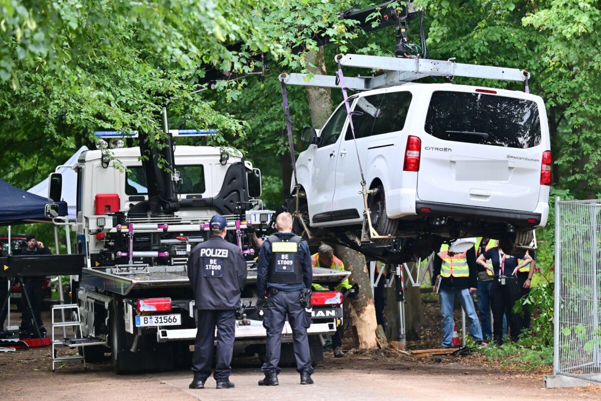 Auto fährt in Menschenmenge - CSD abgebrochen Ein Van war am Samstagabend in Passanten am Rande des CSD gefahren.