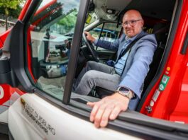 Städte fordern mit Blaulichtfahrzeugen in Berlin Soforthilfe Sören Link (SPD), Oberbürgermeister der Stadt Duisburg, sitzt am Steuer eines Fahrzeugs der Feuerwehr, mit dem er nach Berlin fahren wird.
