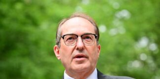 Dobrindt: Jugendstrafrecht bei Gefährdern ist inakzeptabel «Es braucht in ganz Deutschland anwendbare Präventivhaftregeln, um Gefährder aus dem Verkehr zu ziehen», fordert Dobrindt.