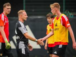 Neu-Trainer Lustrinelli will bei Union Siegerteam aufbauen Neuzugänge unter sich: Union-Trainer Mauro Lustrinelli (M) klatscht Zeno van den Bosch ab (r)